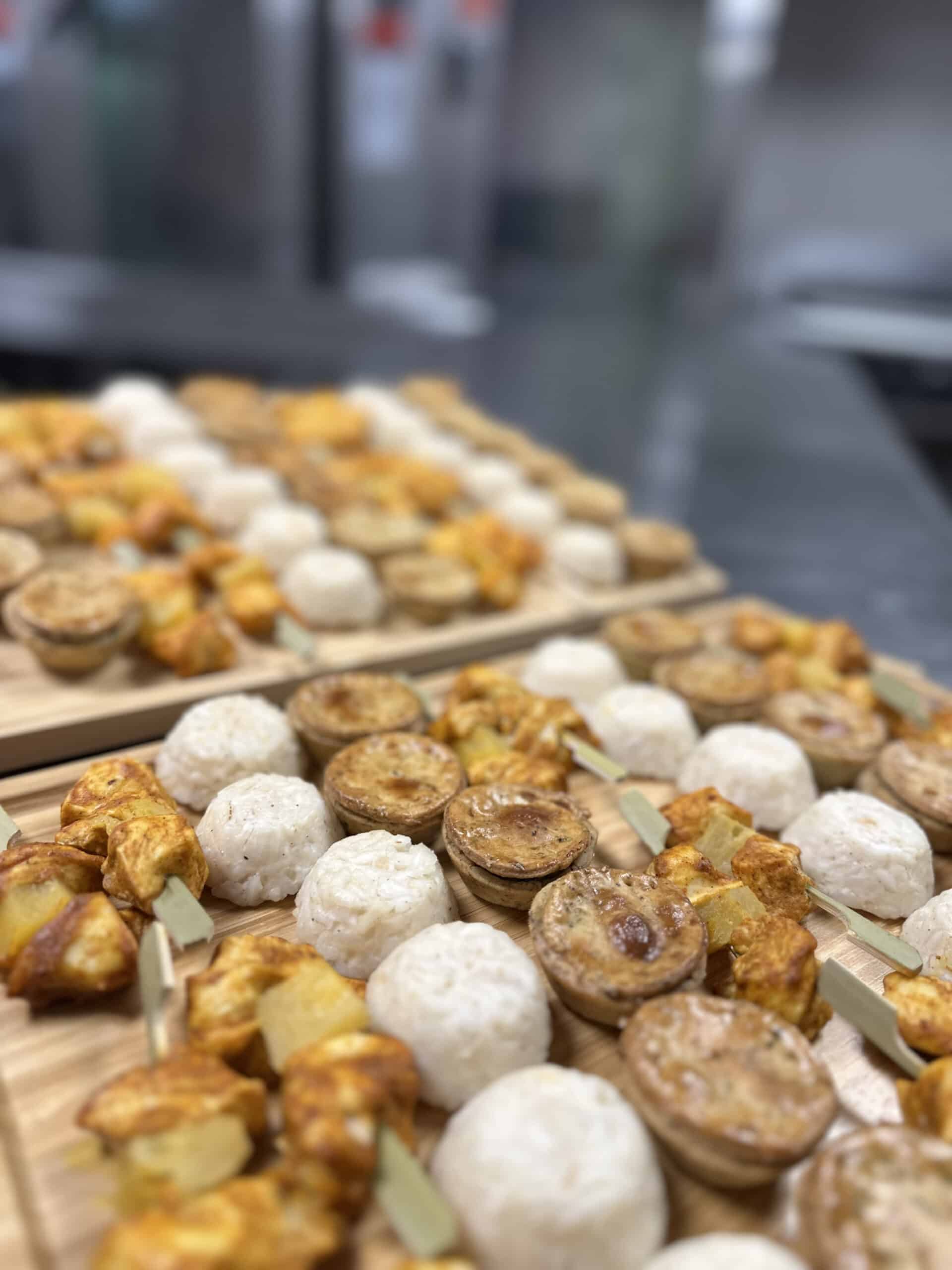 Plateaux traiteur variés : mini-tourtes, brochettes de poulet-pomme de terre et boules de riz. Buffet événementiel.