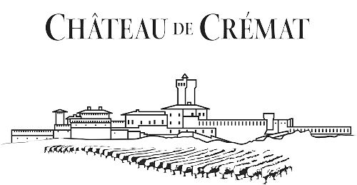 Château de Crémat : Vignoble et Architecture Provençale Logo noir et blanc : Château de Crémat, dessin stylisé du bâtiment et rangées de tonneaux de vin au premier plan.