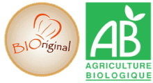 Deux logos : Logo BIOoriginal sur fond beige avec toque de chef orange; à côté, un second logo vert pâle flou, représentant des produits bio.