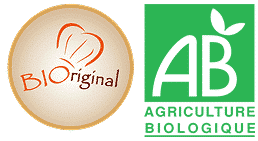 Deux logos : Logo BIOoriginal sur fond beige avec toque de chef orange; à côté, un second logo vert pâle flou, représentant des produits bio.