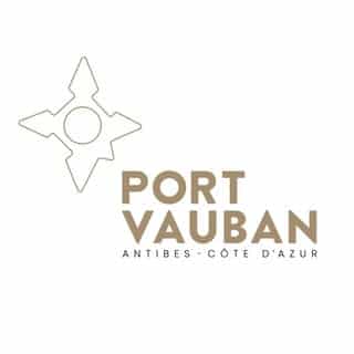 Logo Port Vauban Antibes - Port de Plaisance Côte d'Azur Logo Port Vauban Antibes Côte d'Azur avec une boussole stylisée beige sur fond blanc.